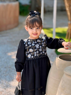 پیراهن مشکی دخترانه طرح سوزن دوزی